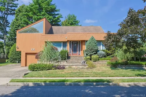 11 Tompkins Ave, Jericho, NY 11753