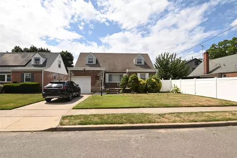 55 Elizabeth St, Valley Stream, NY 11580