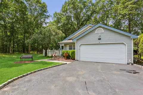 11 Westchester Ct, Middle Island, NY 11953