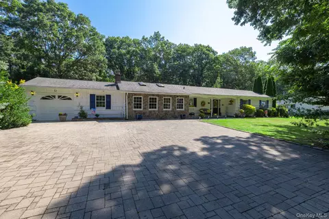 43 Fox Ln, Shoreham, NY 11786