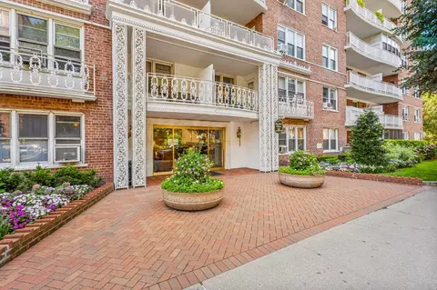 69-10 108th St #6D, Forest Hills, NY 11375