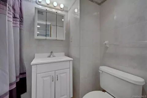 Bath - 74 Aster Pl #74, New York, NY 10465 photo 3 of 3