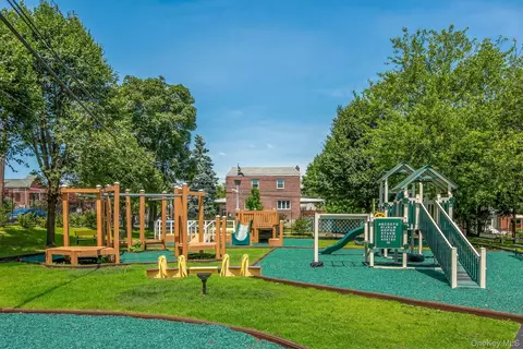 View/Area - 74 Aster Pl #74, New York, NY 10465 photo 2 of 9