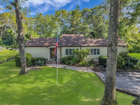 4 Highland Ave, Farmingville, NY 11738