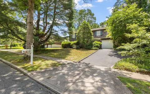 4 Eileen Ct, Commack, NY 11725