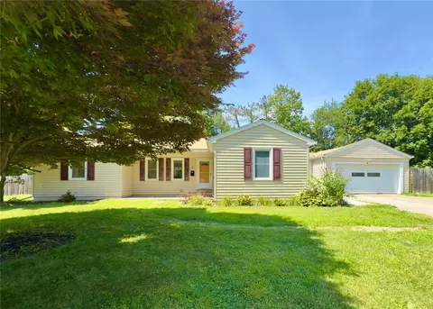 8 Manor Rd, Rhinebeck, NY 12572