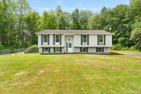 16 Riverside Dr, Shawangunk, NY 12566