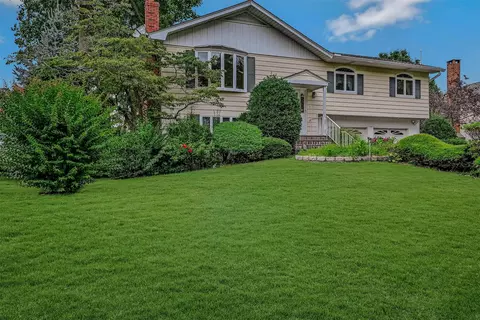 7 Lordly Ct, Kings Park, NY 11754