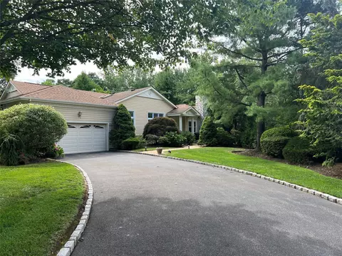 489 Links Dr S, North Hempstead, NY 11576