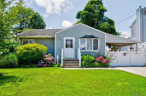 465 N Monroe Ave, Lindenhurst, NY 11757