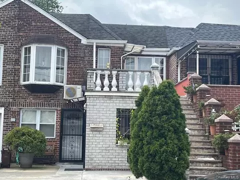 71-22 Calamus Ave, New York, NY 11377