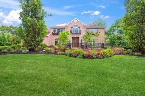 22 Woodbury Farms Dr, Woodbury, NY 11797