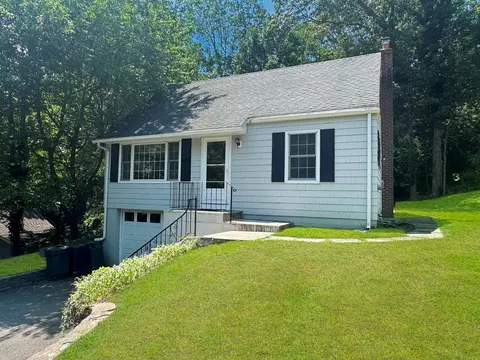 4 Dogwood Dr, Stony Brook, NY 11790