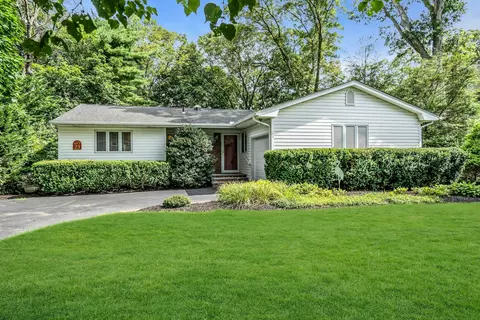 23 Gull Dr, Hauppauge, NY 11788