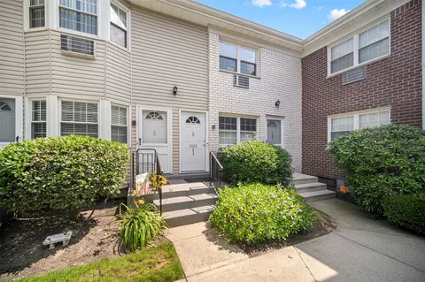 2413 Wilshire Ln #2413, Oakdale, NY 11769