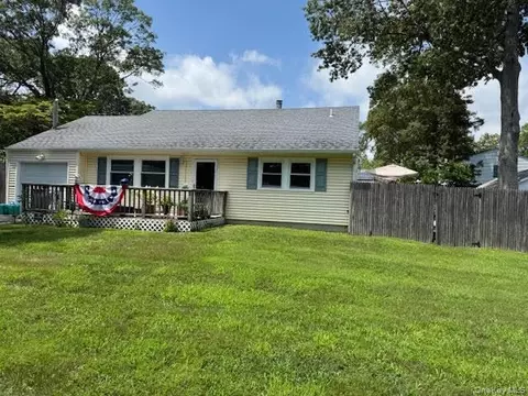 47 Midway St, Patchogue, NY 11772