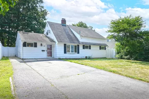 33 Teamster Ln, Levittown, NY 11756