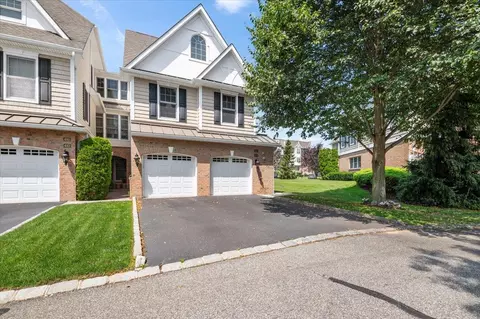 481 Pacing Way, North Hempstead, NY 11590