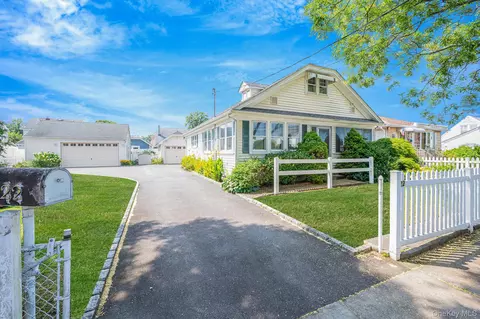 22 Oak St, Hicksville, NY 11801