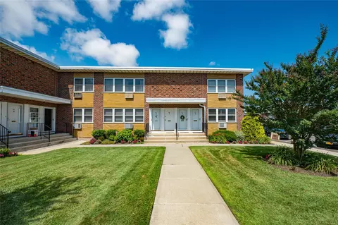 59 Farber Dr #59, West Babylon, NY 11704