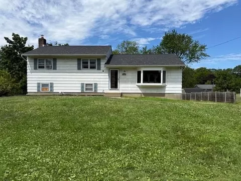 21 Carriage Dr, Newburgh, NY 12550