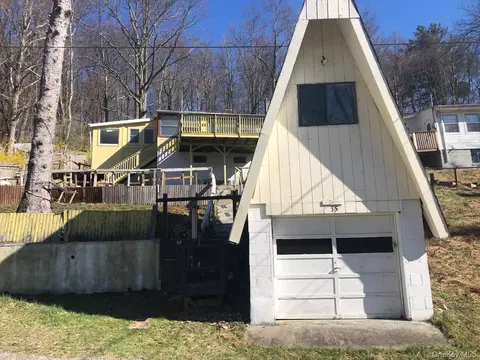 35 Lake Claire Dr, Mount Hope, NY 10940