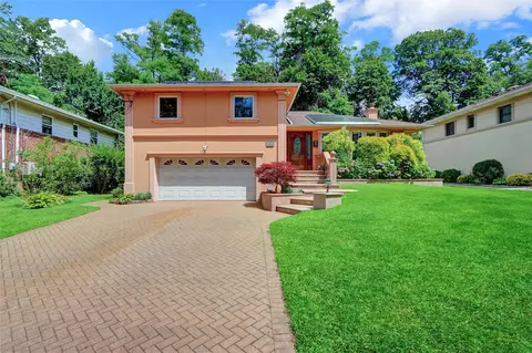 53 Stratford N, North Hempstead, NY 11577