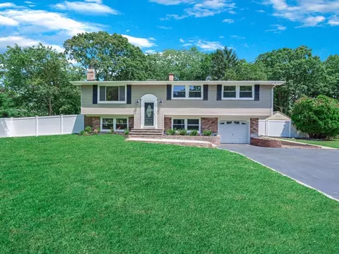 53 Fireside Ln, Setauket, NY 11733