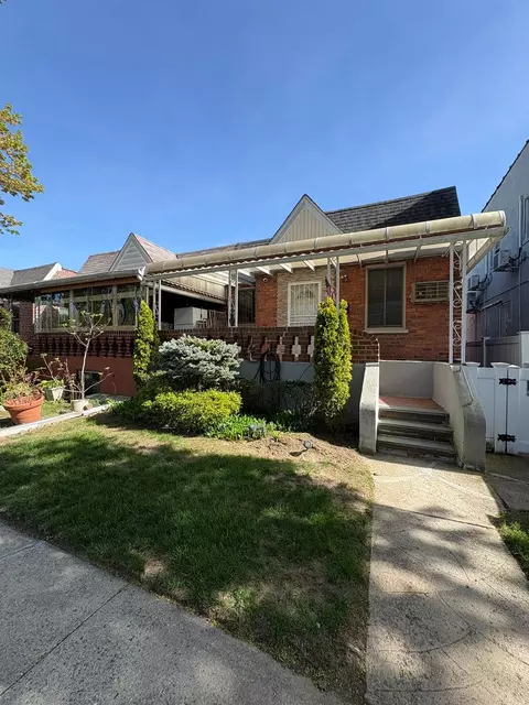 164-22 73rd Ave, New York, NY 11366