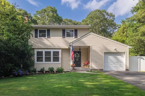 5 Monett Pl, Greenlawn, NY 11740