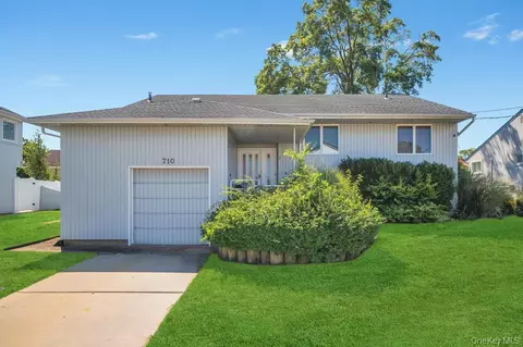 710 Fishermans Rd, Baldwin, NY 11510