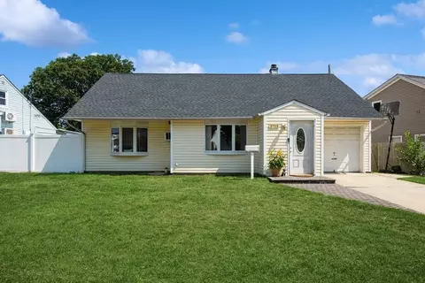 3723 Fiddler Ln, Bethpage, NY 11714