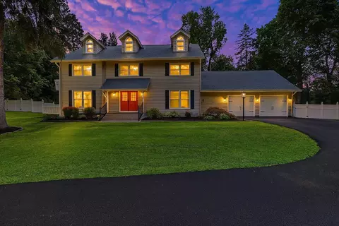 2 Glen Ln, Newburgh, NY 12550