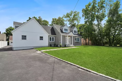 34 Smith St, Greenlawn, NY 11740