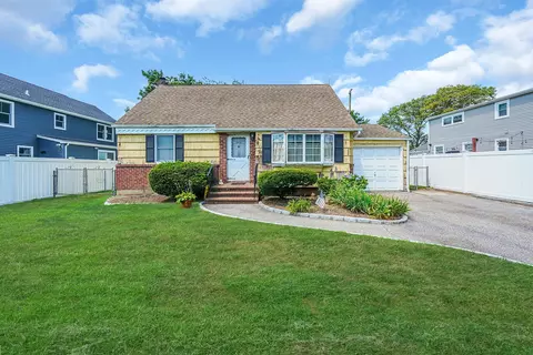 280 Carol Dr, Massapequa Park, NY 11762