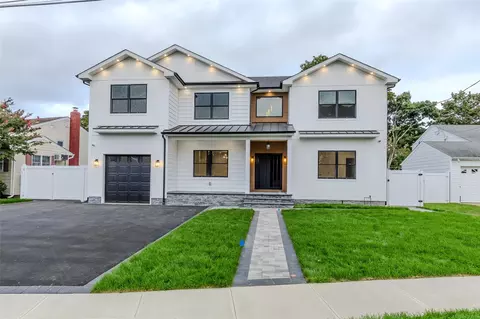 9 Friends Ln, North Hempstead, NY 11590