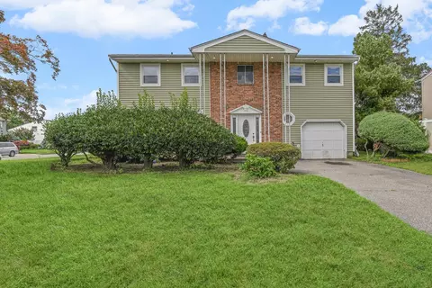 20 Sunshine Ln, Amityville, NY 11701