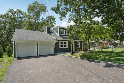 100 Panamoka Trl, Ridge, NY 11961