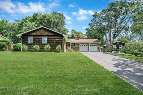 3 Guinevere Ln, Nesconset, NY 11767