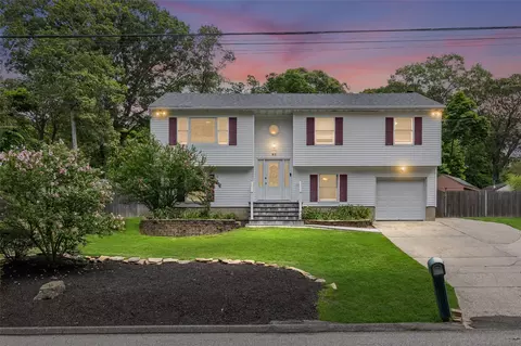 91 Woodhull Landing Rd, Sound Beach, NY 11789