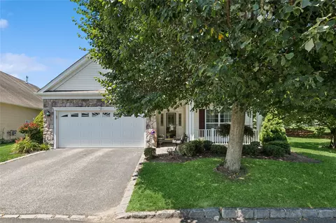 13 Graycrest Ct, Mount Sinai, NY 11766