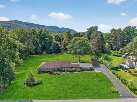 18 Wellesley Pl, Fishkill, NY 12524