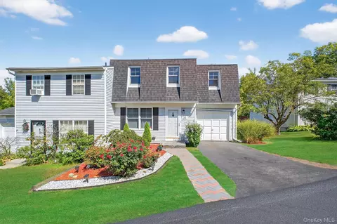33 Aspen Ct, Fishkill, NY 12524