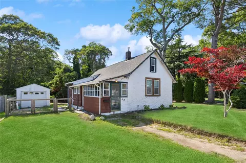 88 Cliff Ave, Sayville, NY 11782