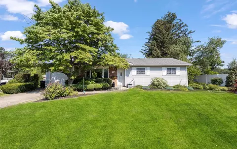 16 Heron Ln, Commack, NY 11725