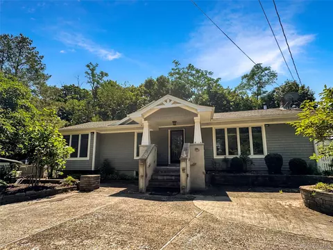 10890 Old Sound Ave, Mattituck, NY 11952