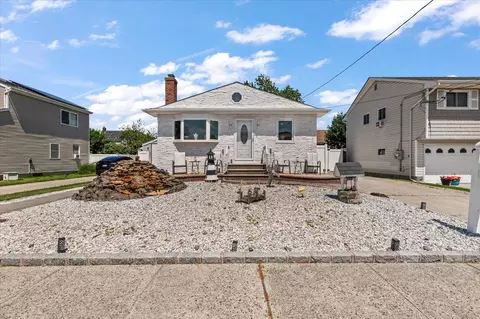 46 Knoll St, Lindenhurst, NY 11757