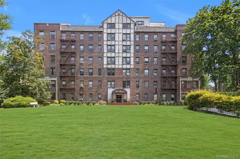 37 Brompton Rd #5D, North Hempstead, NY 11021
