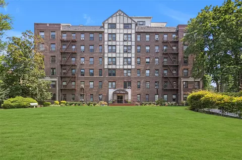 37 Brompton Rd #5D, North Hempstead, NY 11021