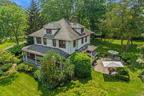 86 Lafayette Ave, Sea Cliff, NY 11579